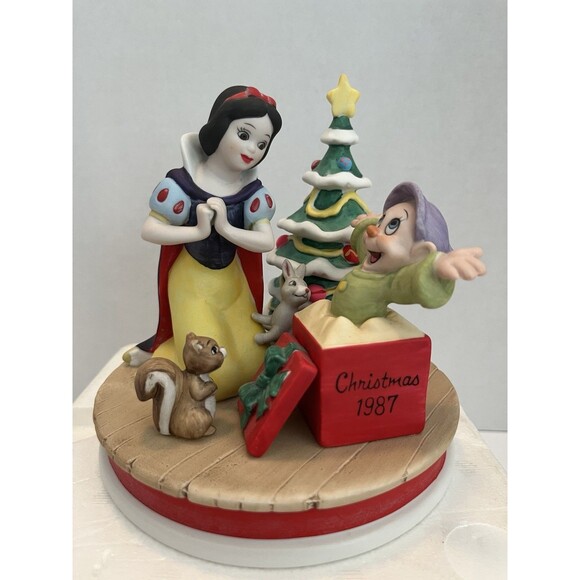 Snow Whites Surprise Christmas 1987 Disney Holiday Figurine 6988/25000 Excellent - Picture 1 of 7